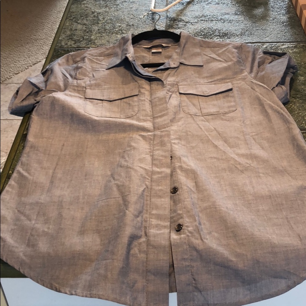 Bottom down blue shirt